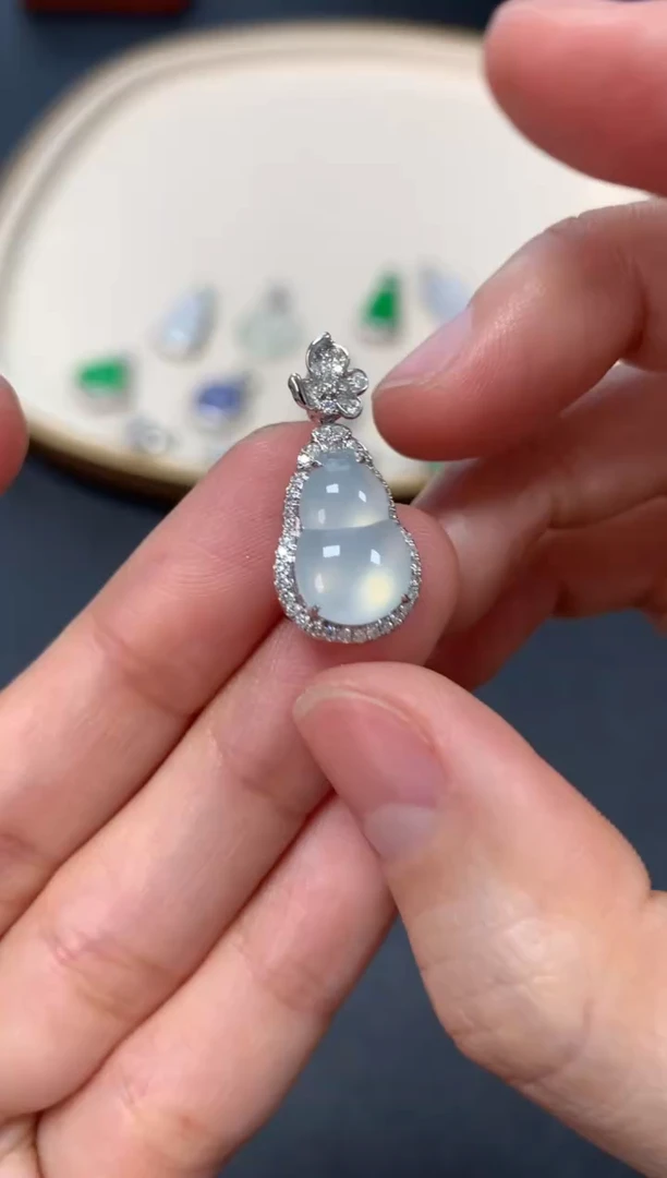 【闪购商品】翡翠吊坠(不含链)18K金镶嵌3300