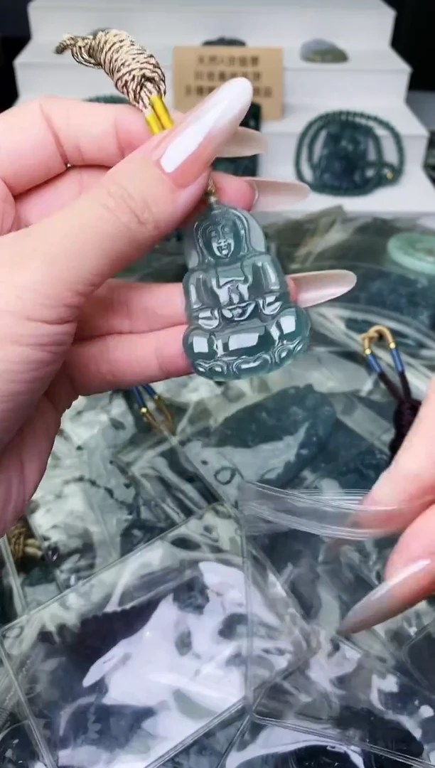 颈饰未镶嵌翡翠