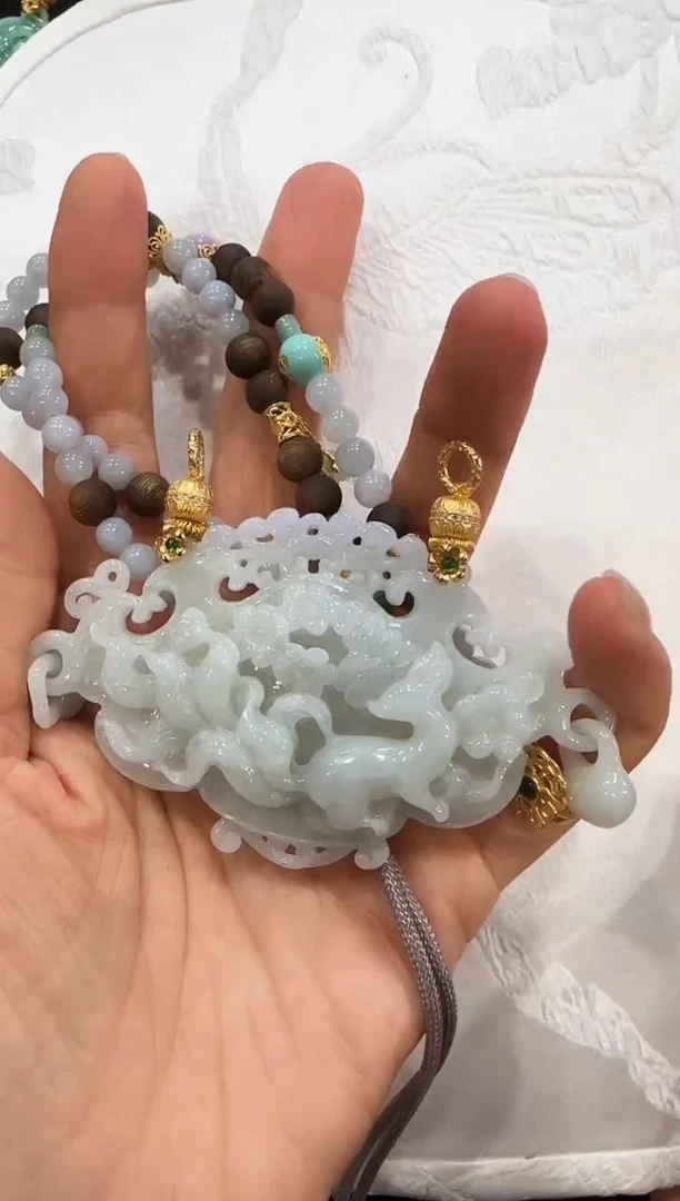 翡翠未镶嵌颈饰国风