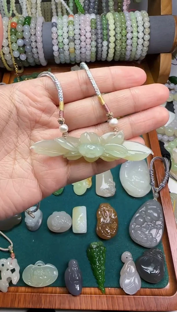 【闪购商品】和田玉无未镶嵌莲花吊坠