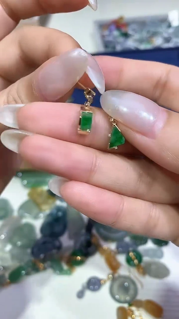 颈饰18K金镶嵌翡翠20250826116