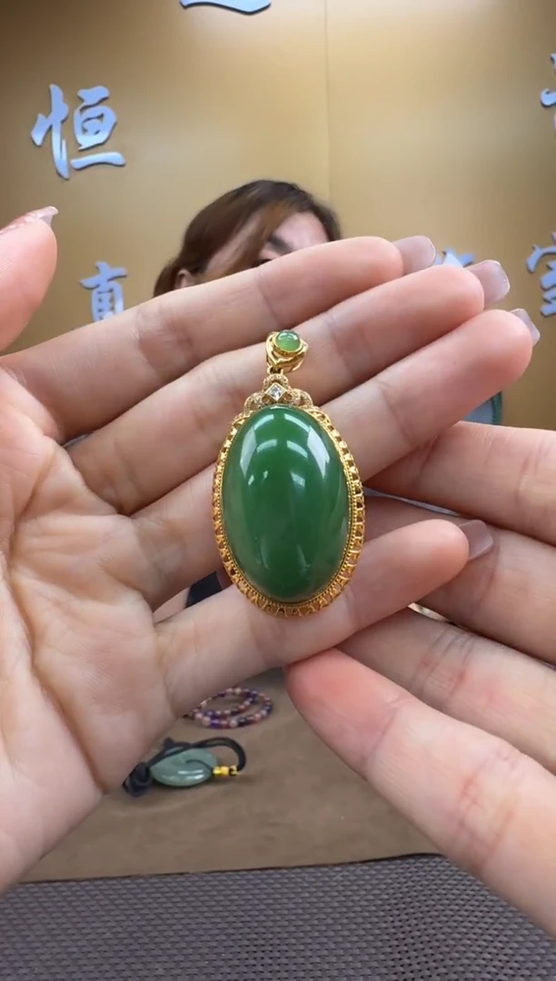 颈饰18K金镶嵌和田玉挂件