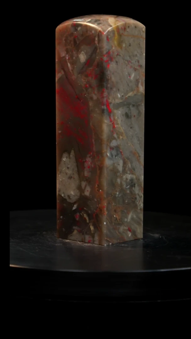 昌化石牛角冻鸡血石