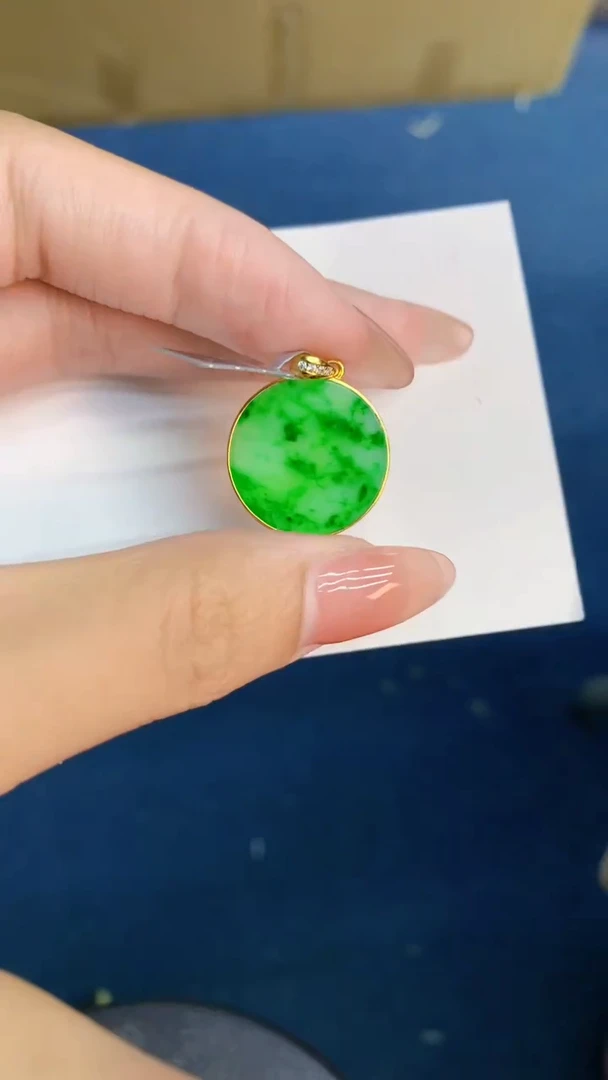 翡翠未镶嵌颈饰           1