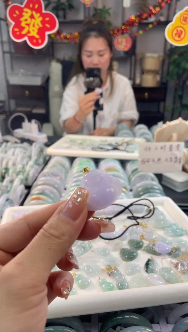 【闪购商品】翡翠吊坠(赠链)18K金镶嵌多样性发货 发一件