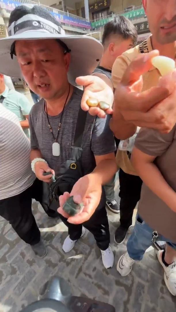 未镶嵌和田玉（糖玉）挂件和田玉
