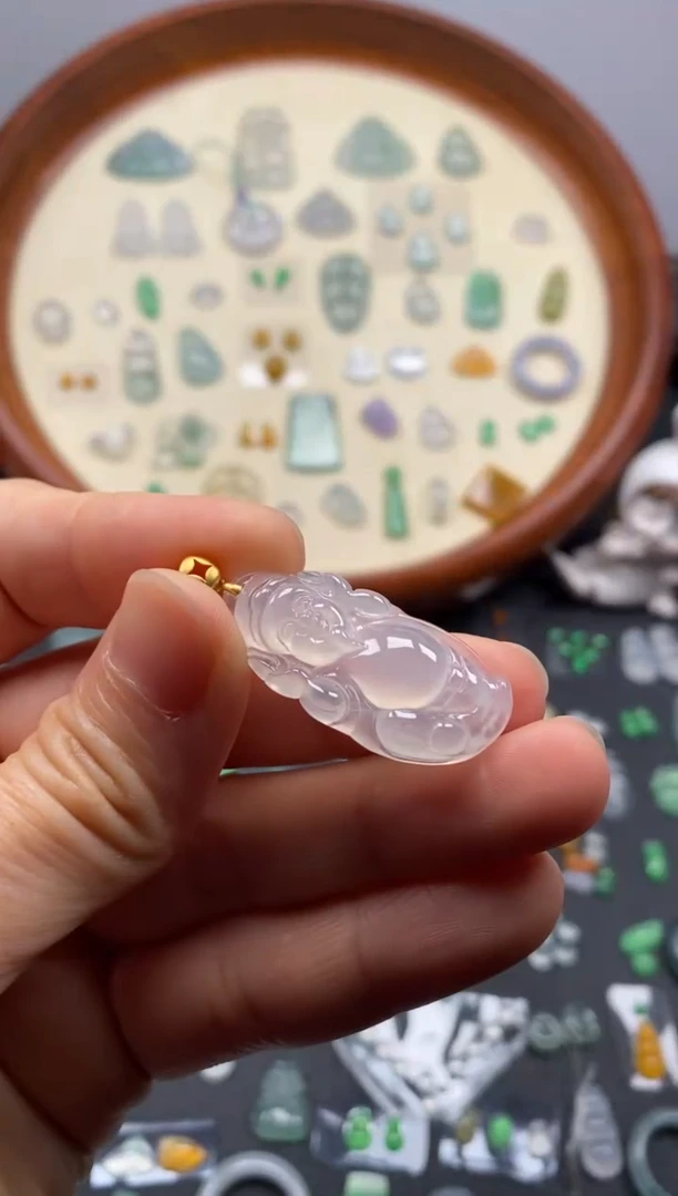 颈饰18K金镶嵌翡翠冰财神爷/芬