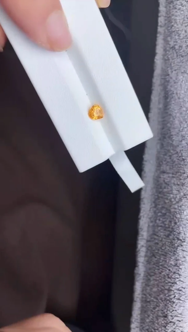 未镶嵌裸石石榴石（芬达石）0.84ct