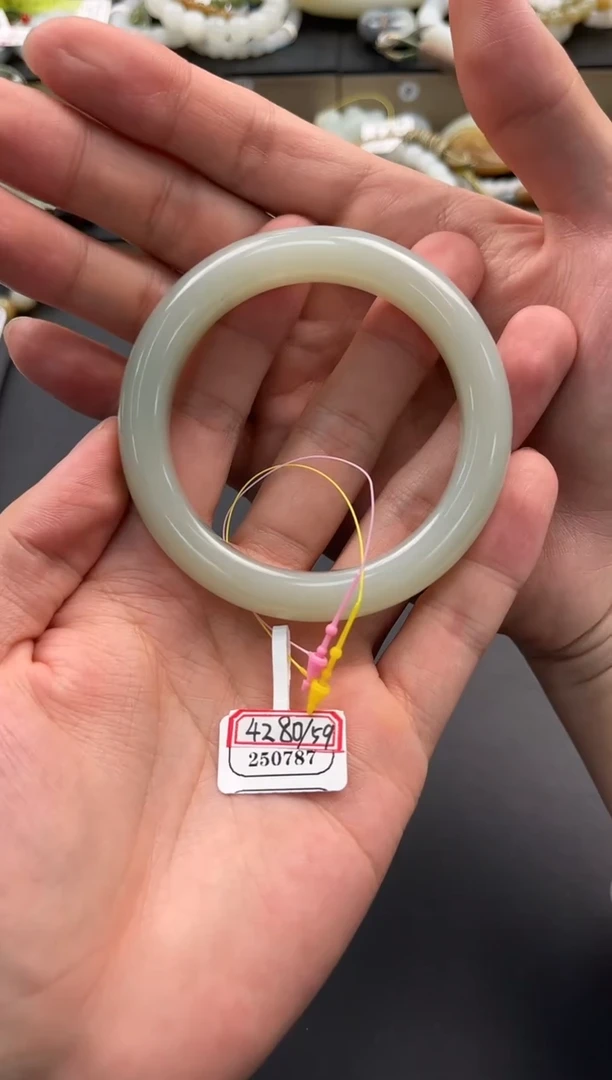 未镶嵌手串和田玉李****?且末青白手镯卡59微色差