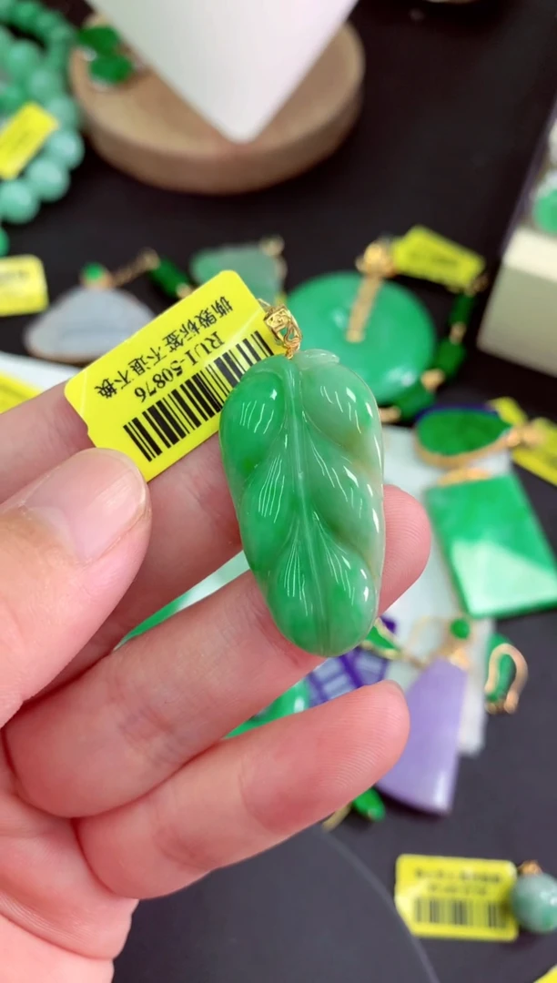 颈饰18K金镶嵌翡翠挂件