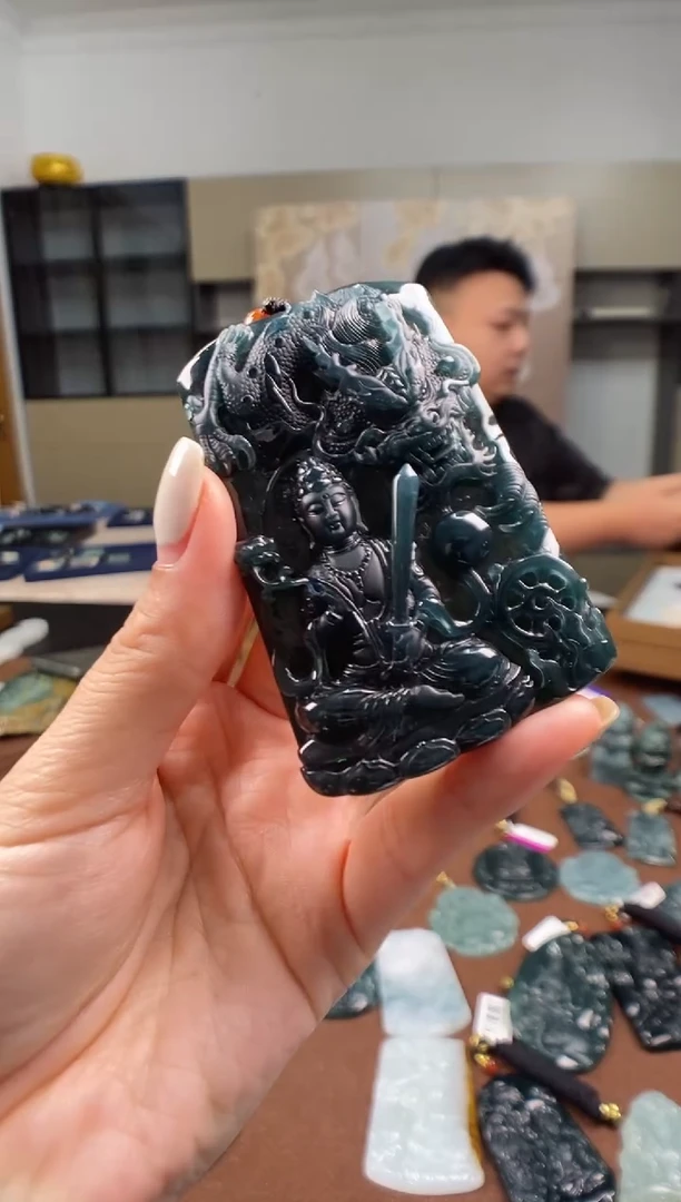 颈饰未镶嵌翡翠 多样性发其一