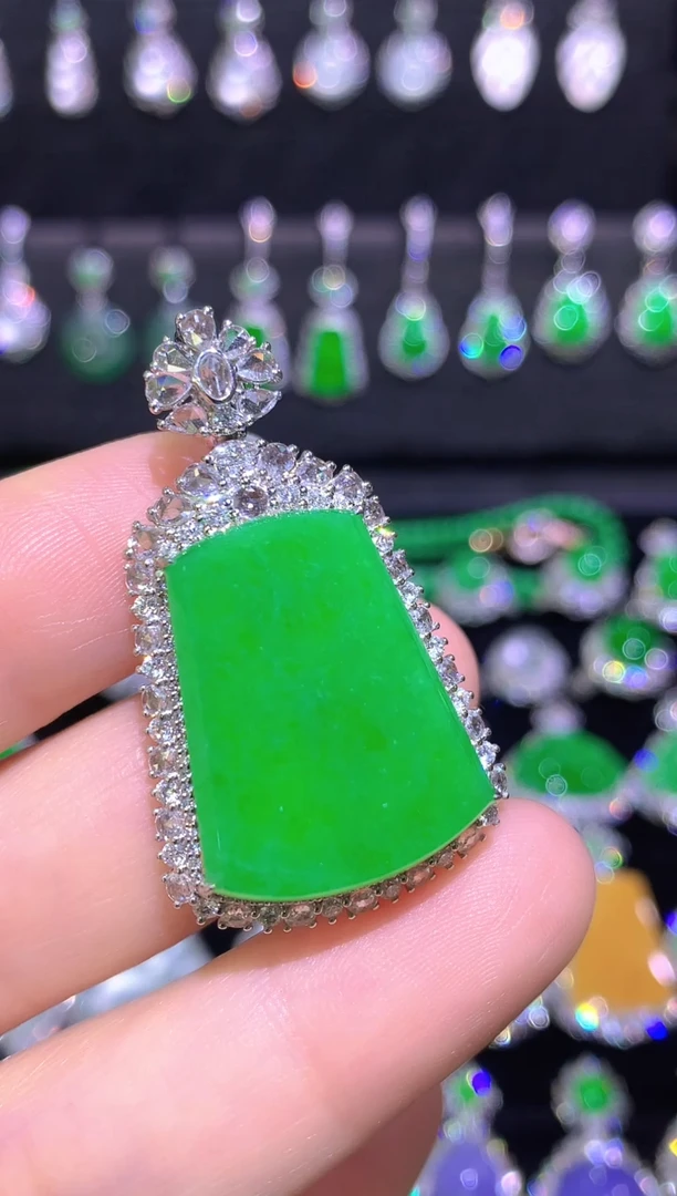 颈饰18K金镶嵌翡翠高冰满绿阳绿无事牌吊坠一刀切