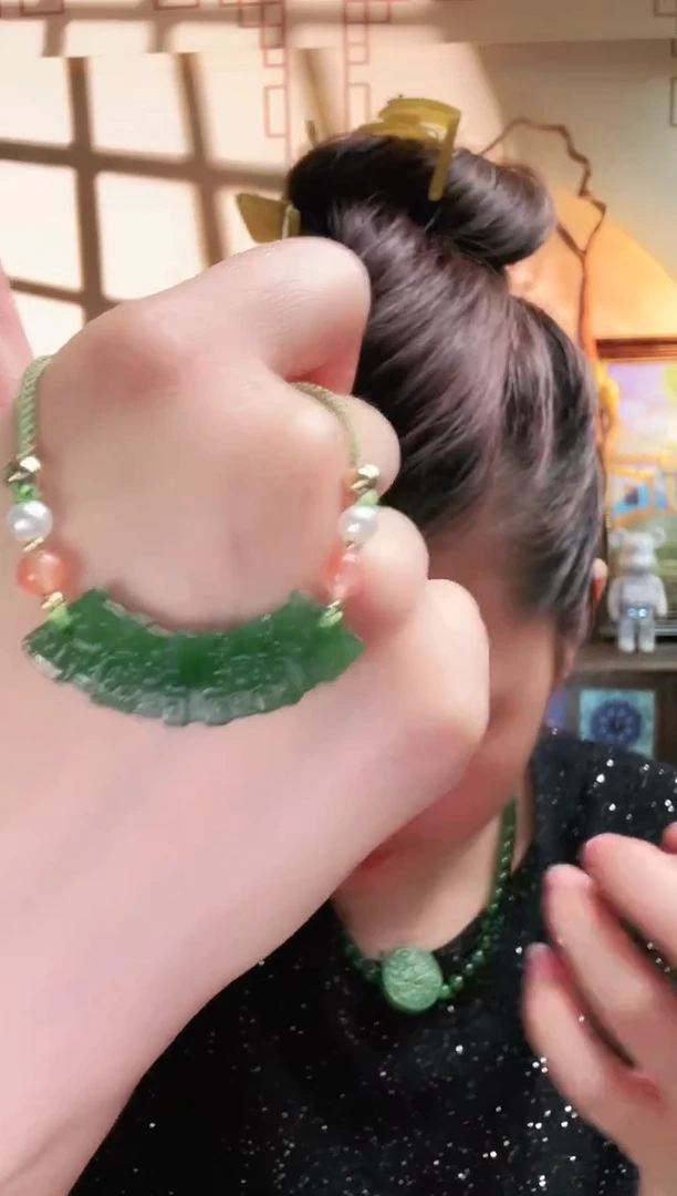 颈饰未镶嵌和田玉吊坠