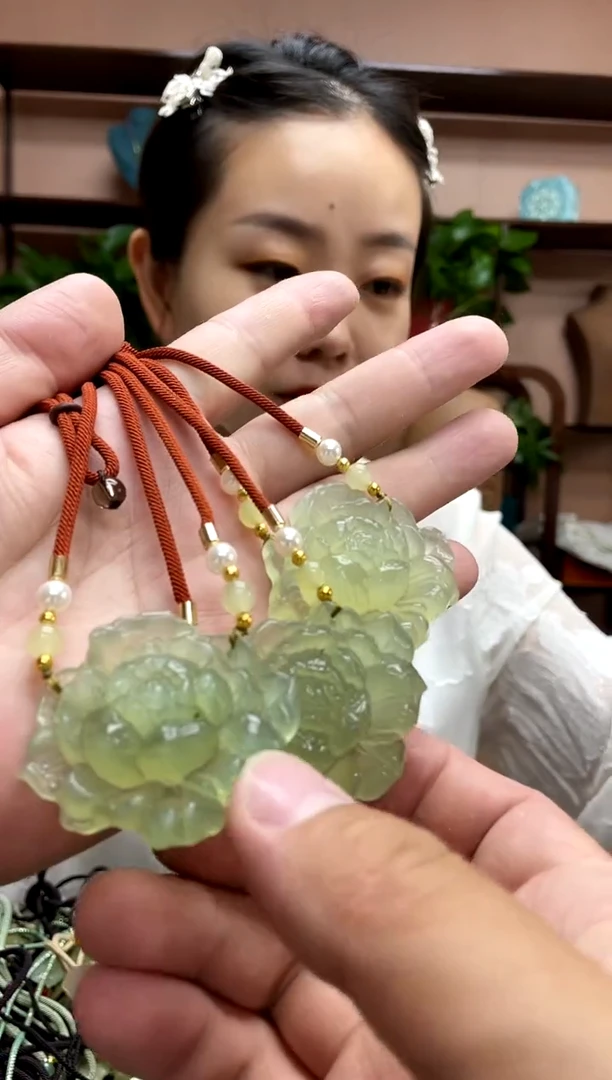 岫玉未镶嵌颈饰多样性发货发其中之一