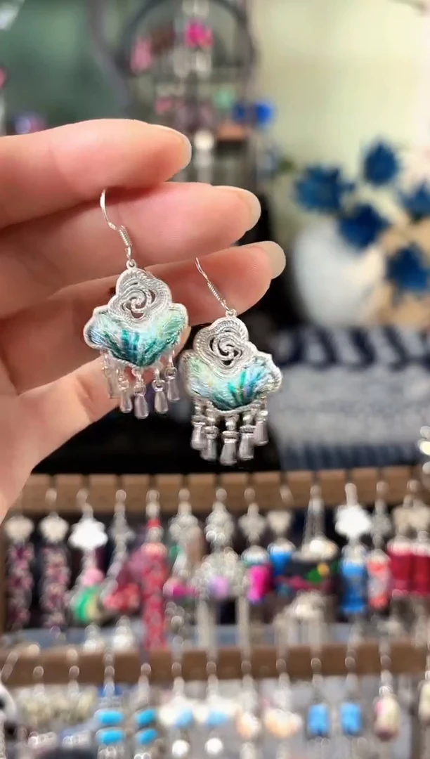 彩云南阁非遗老绣饰品824