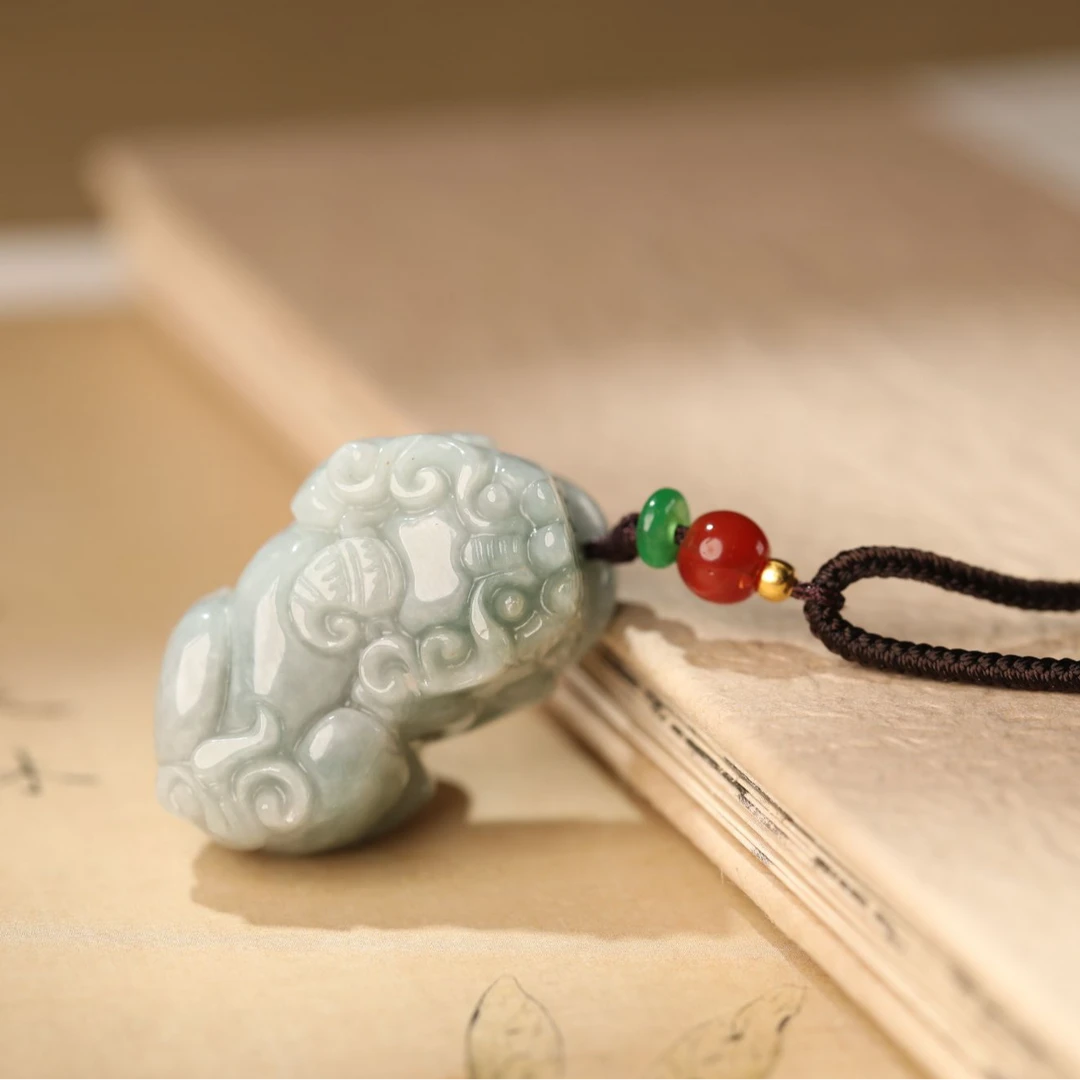 慈元阁翡翠飘蓝花招财进宝吊坠（右）