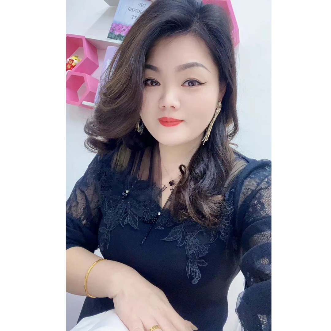 蕾丝花朵长袖气质小衫时尚