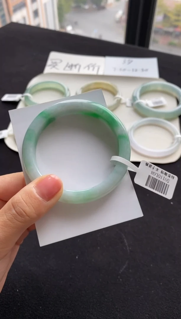 【闪购商品】翡翠手镯未镶嵌53正圈--不退不换