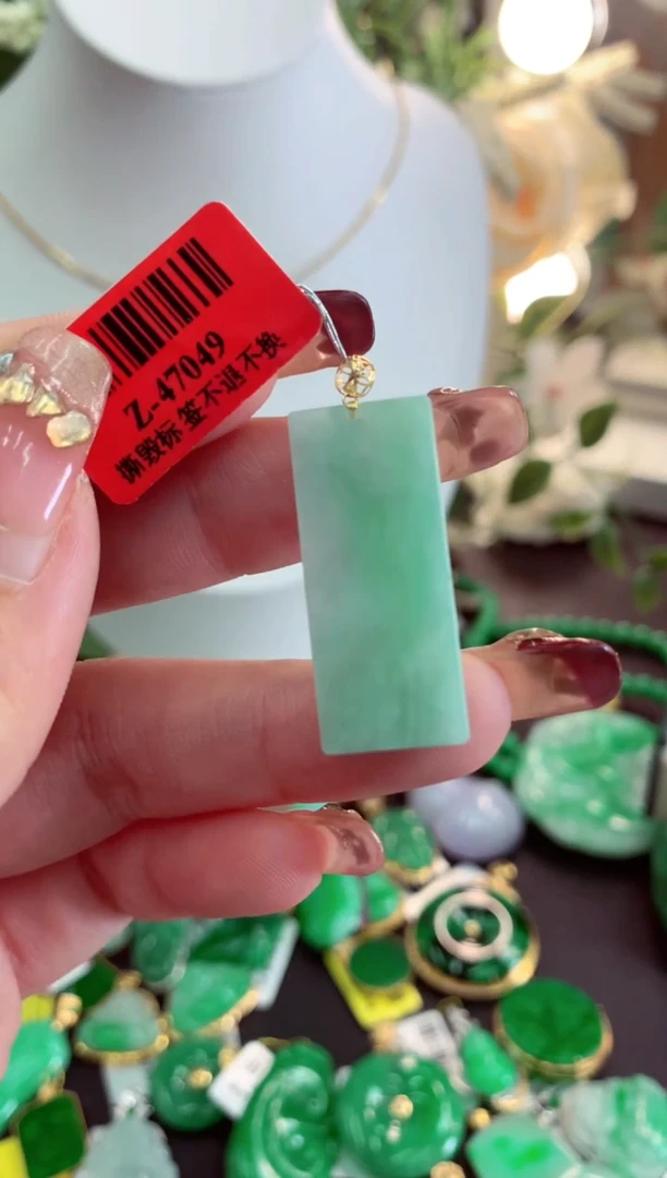 【闪购商品】翡翠吊坠(不含链)18K金镶嵌挂件