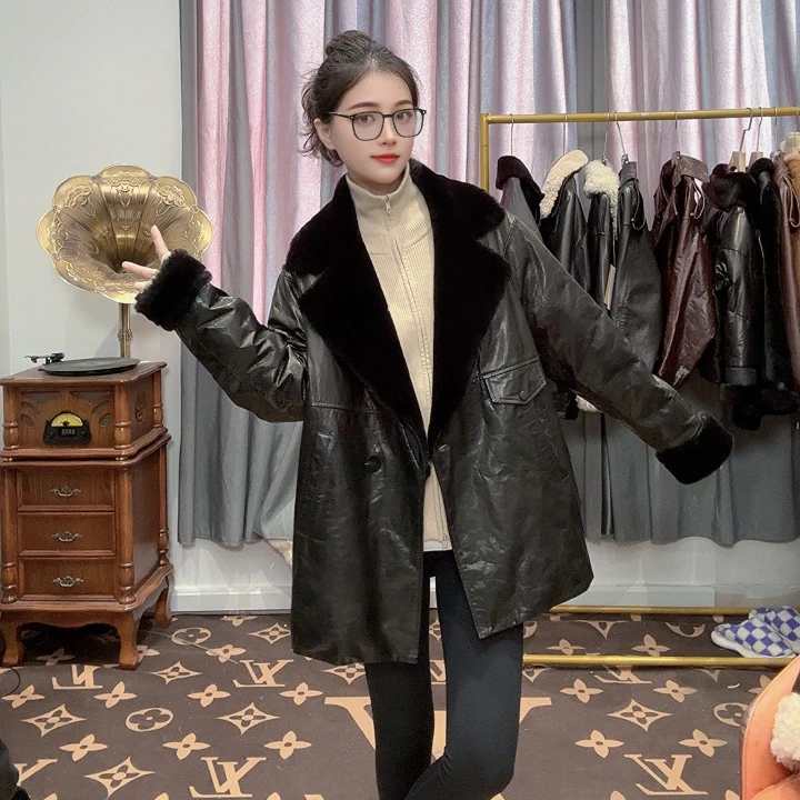 【88620】皮毛一体拼接加厚保暖百搭女款时尚真皮加绒外套