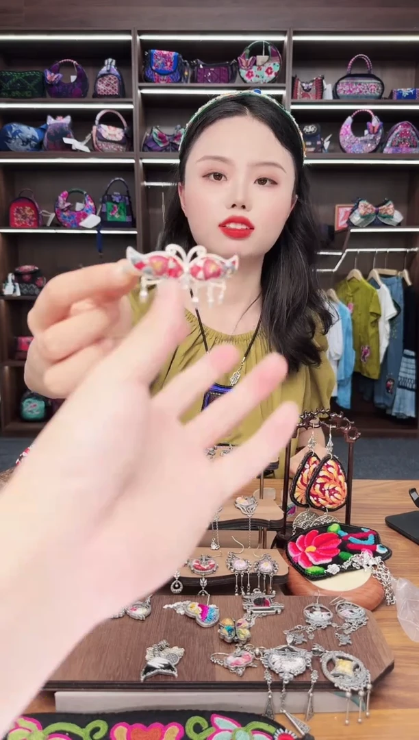 织绣143蒙阿苏苗绣传承店