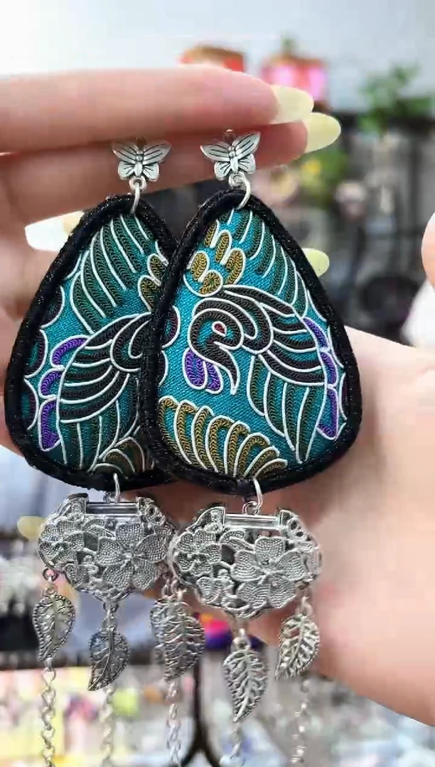 织绣云织瑶非遗老绣饰品329