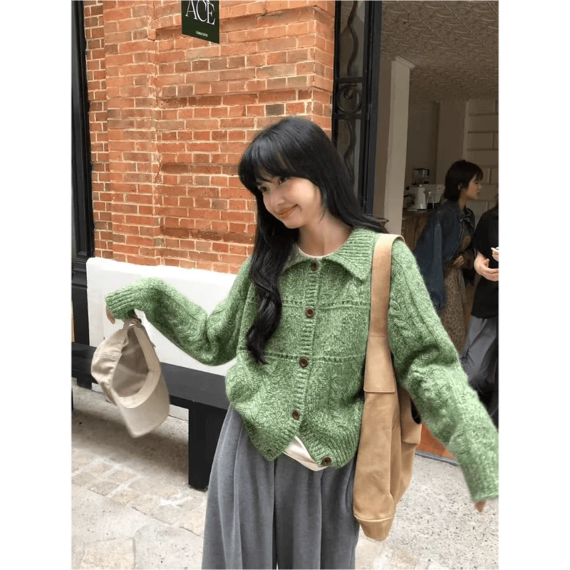 早秋慵懒松弛感穿搭草绿色翻领针织开衫女小个子复古麻花毛衣外套