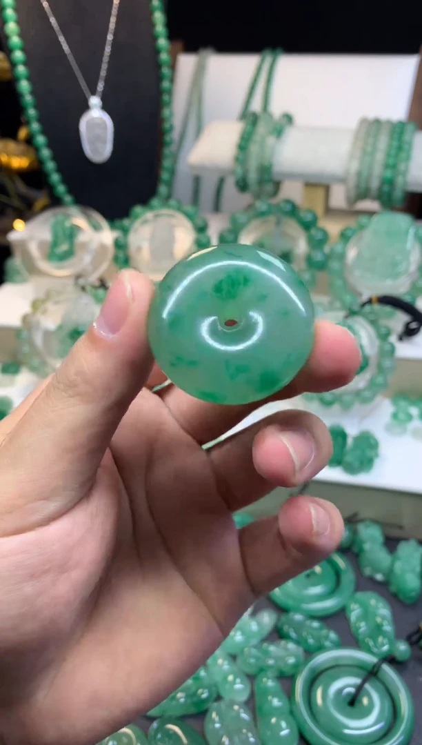 吊坠(不含链)未镶嵌石英质玉（非洲翠）38面包扣