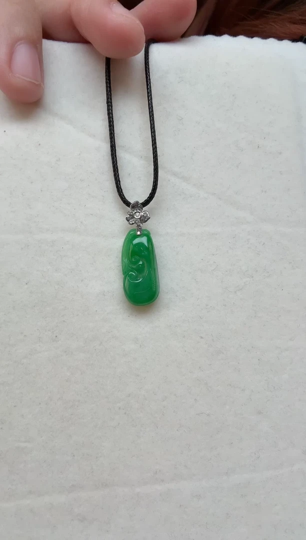 颈饰18K金镶嵌翡翠挂件