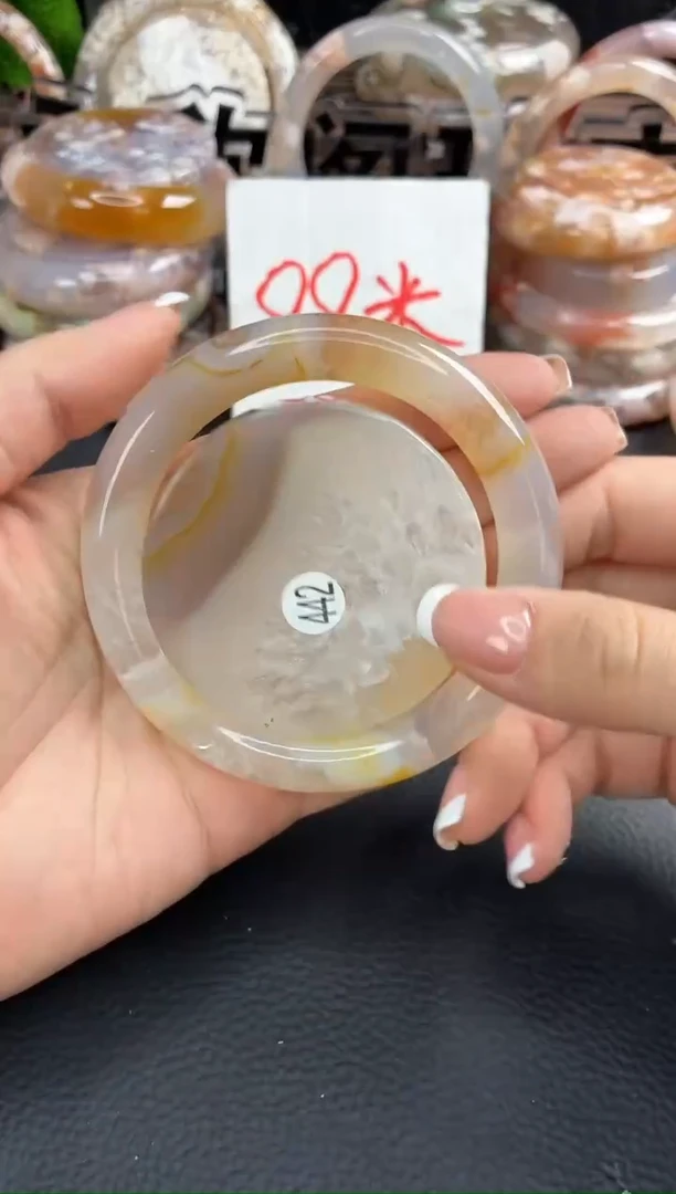 未镶嵌手镯（圆镯）石英质玉58