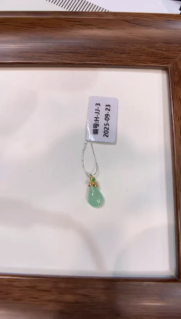 颈饰18K金镶嵌翡翠水滴