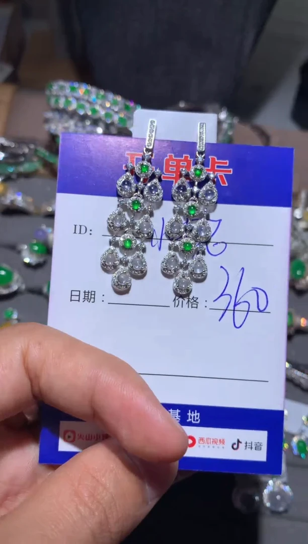 【闪购商品】翡翠耳饰银S925镶嵌泡芙小妮