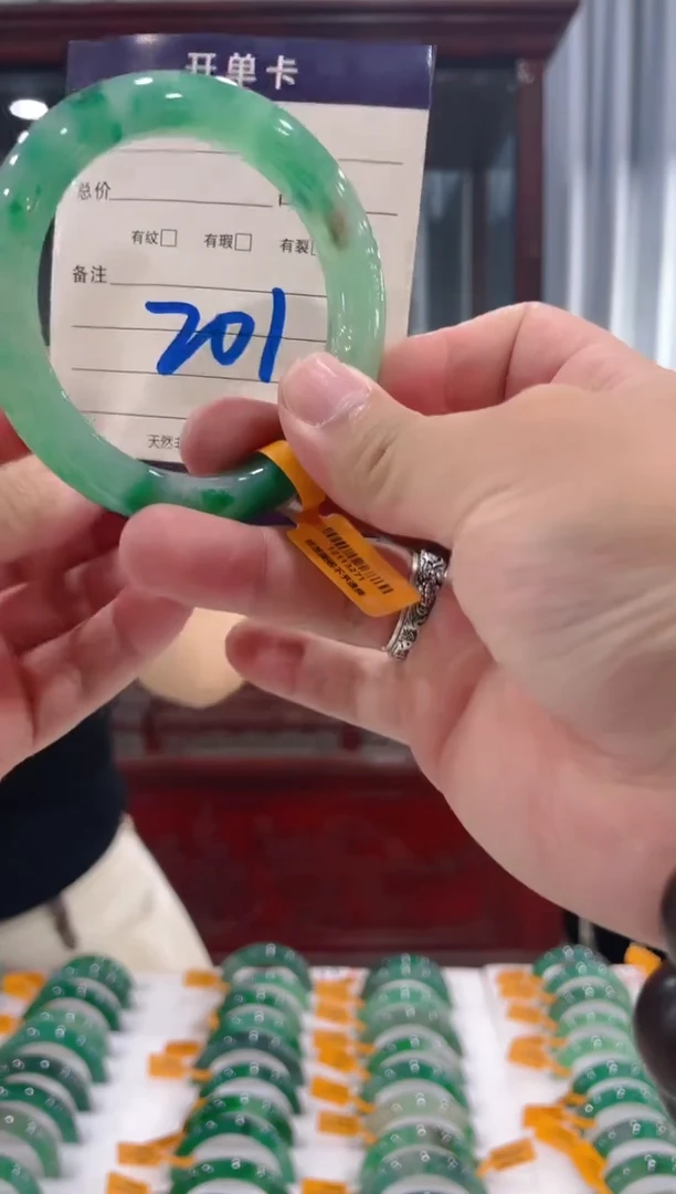 石英质玉（非洲翠）手镯未镶嵌天然冰飘花