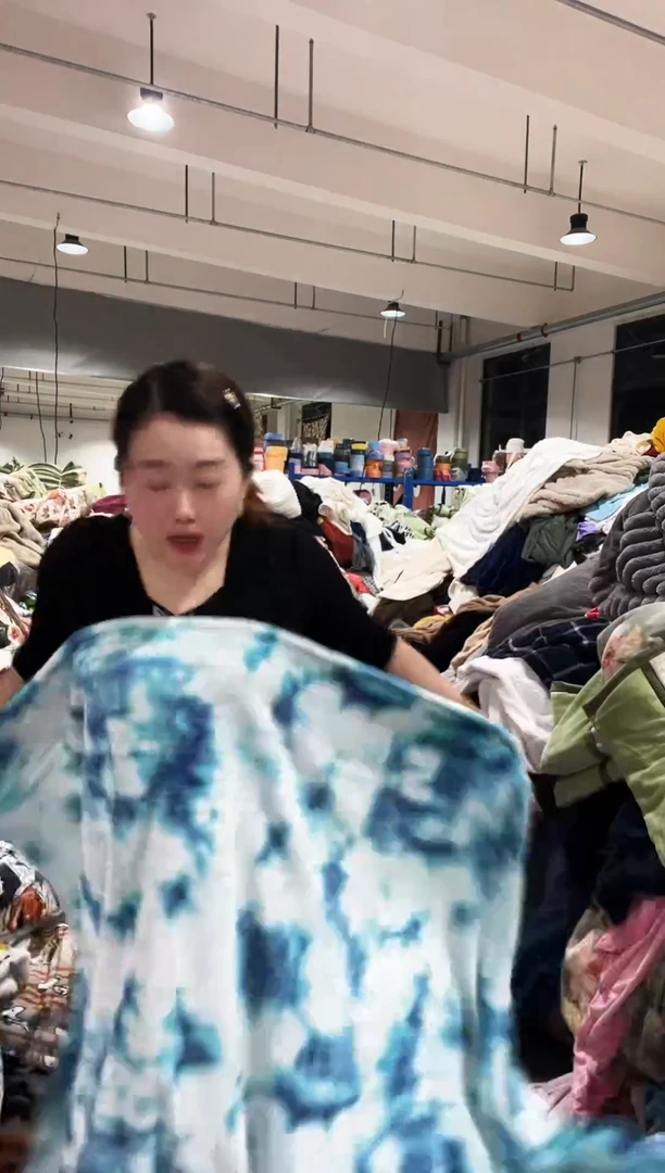 混纺主播手上展示的产品