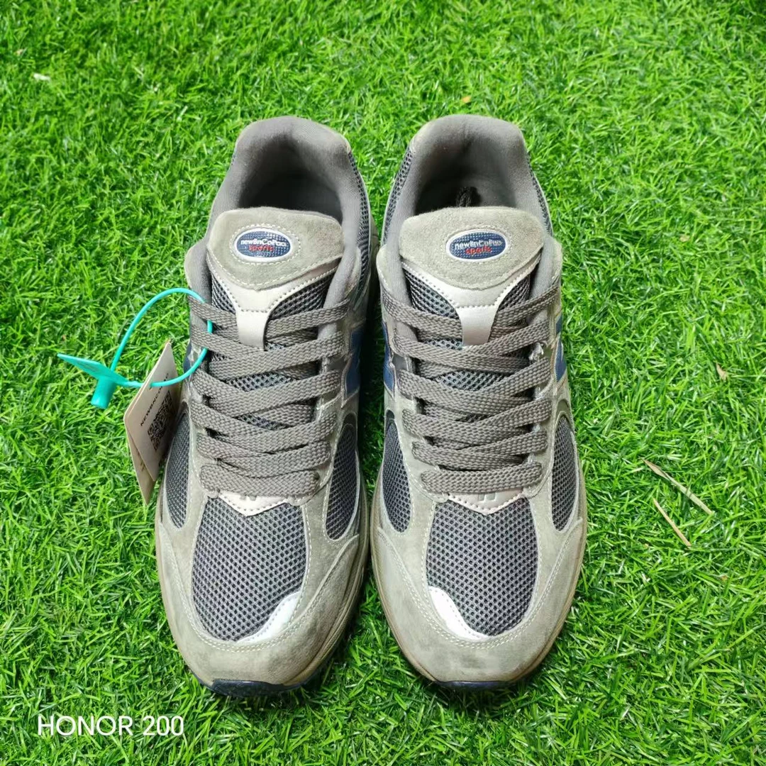 ２０２５四季款新款时尚休闲鞋（２００２Ｒ－１）低帮老爹鞋男女情侣鞋