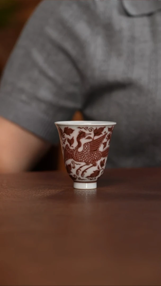 釉里红孔雀纹闻香杯
