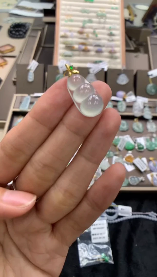 颈饰18K金镶嵌翡翠福豆