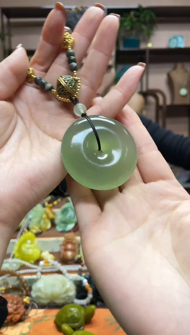 未镶嵌岫玉颈饰多样性发货发其中之一