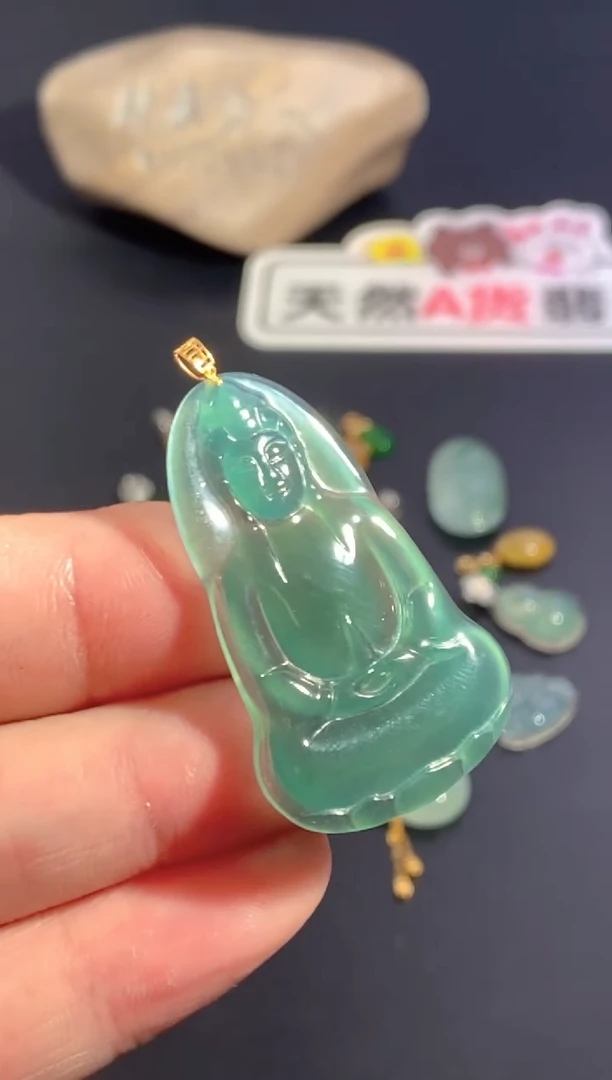 颈饰18K金镶嵌翡翠
