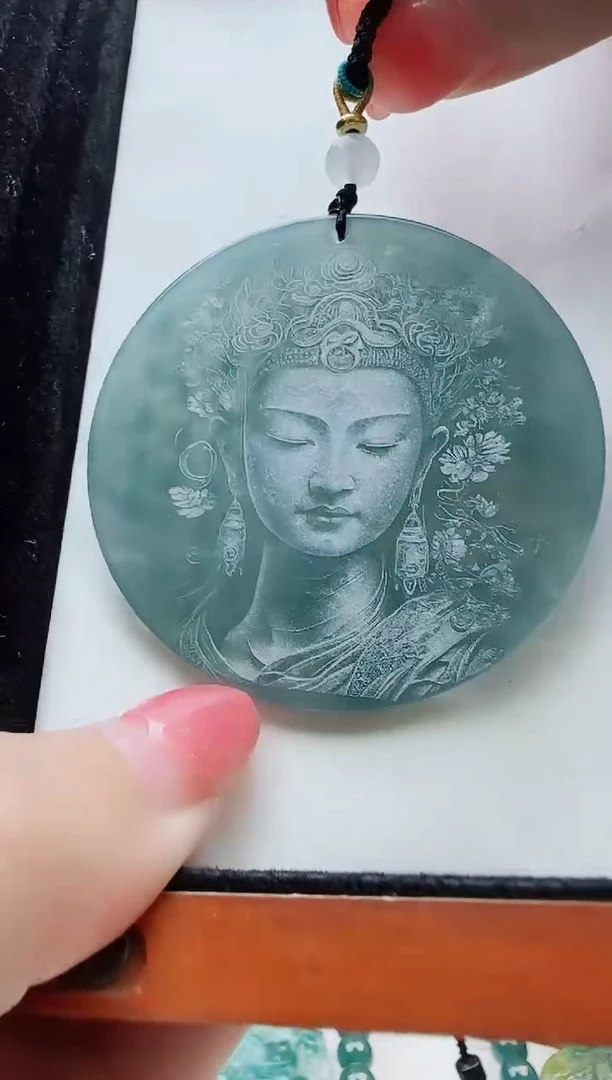 翡翠未镶嵌颈饰多样性发货其中一件