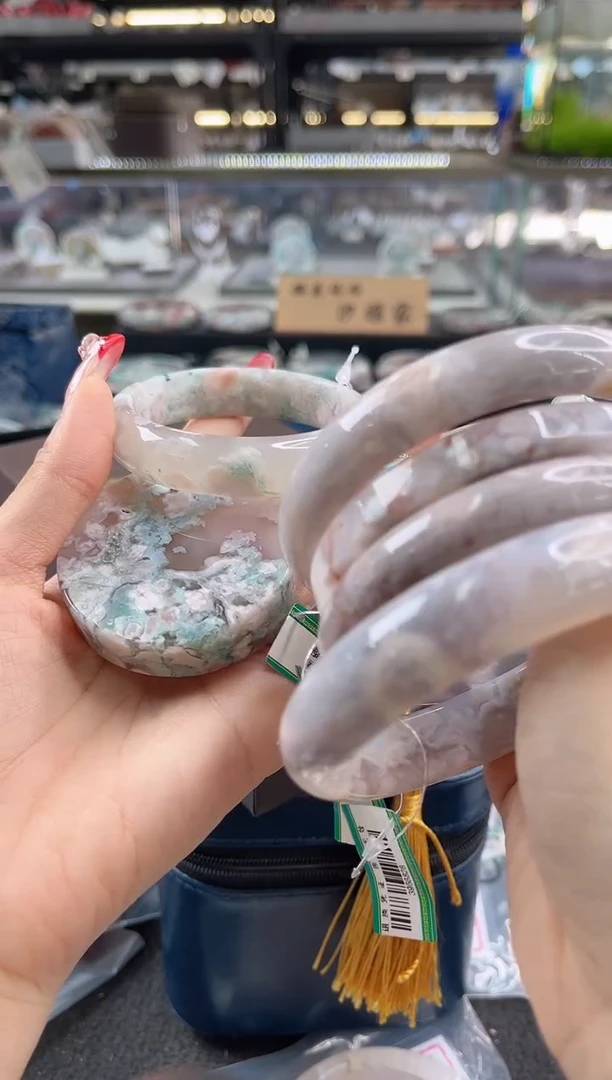 未镶嵌手镯石英质玉六*六圈口（赠品镯心）