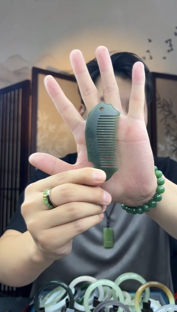 未镶嵌和田玉把件塔青玉梳