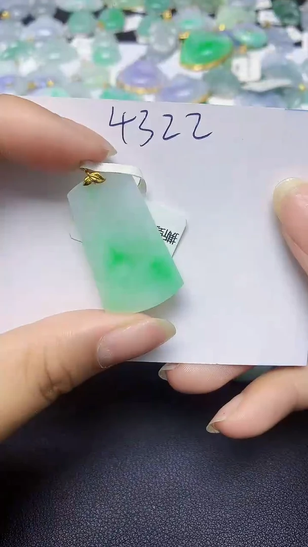 翡翠18K金镶嵌颈饰 天然缅甸翡翠A货