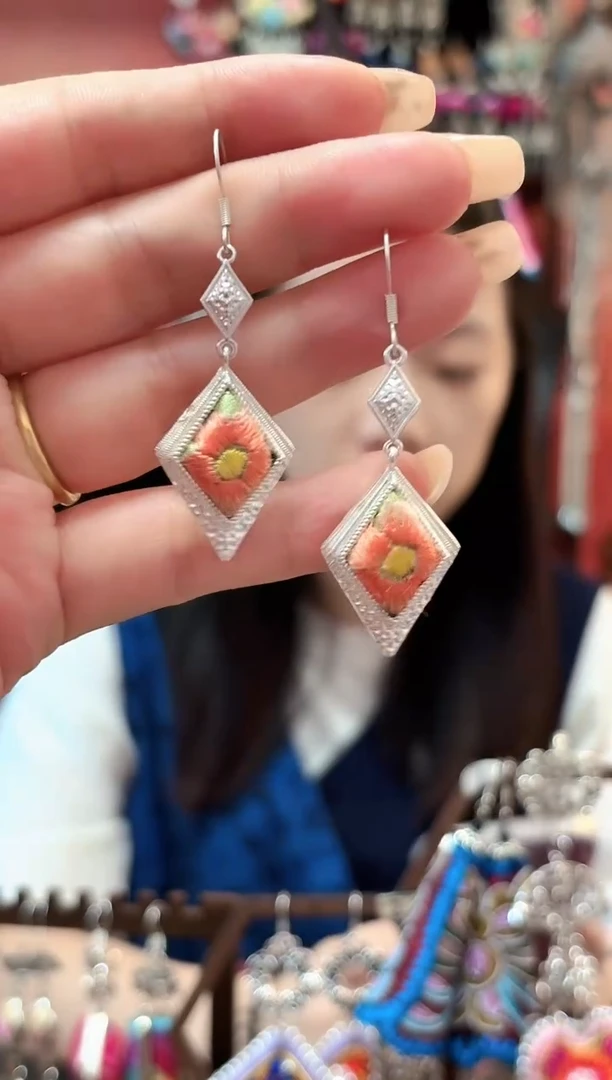 织绣云织谣民族风精美饰品   483