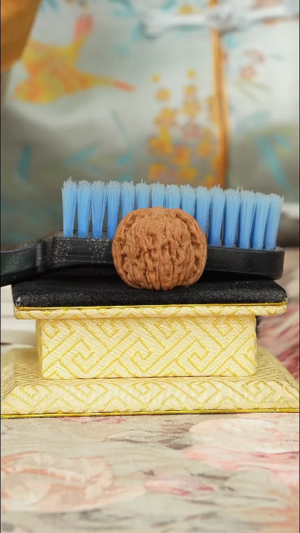 【闪购商品】文玩核桃把件一只核桃送一把刷子