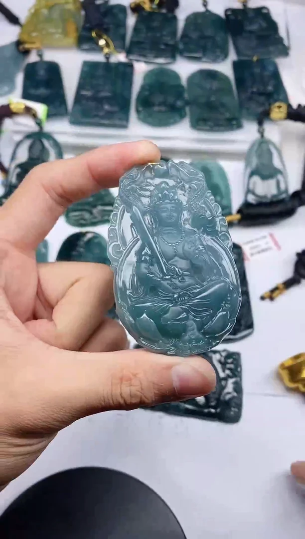 颈饰未镶嵌翡翠