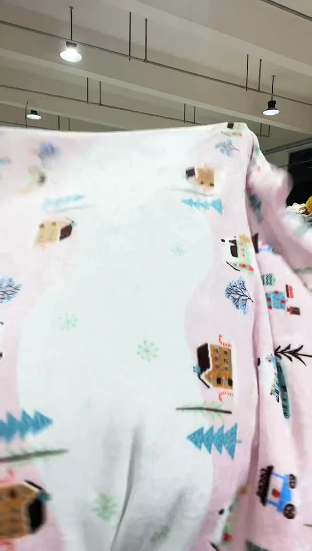 混纺主播手上展示的产品