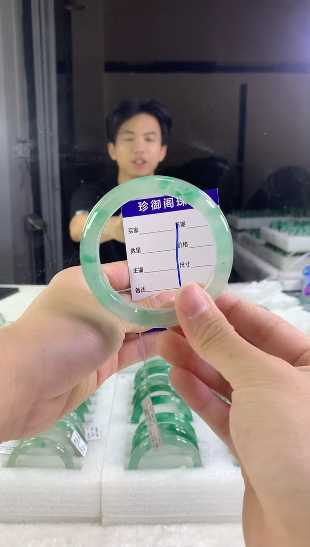 未镶嵌手镯石英质玉（非洲翠）波***贝1