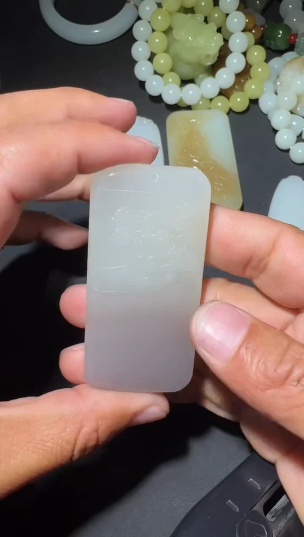 未镶嵌和田玉（糖玉）挂件和田玉