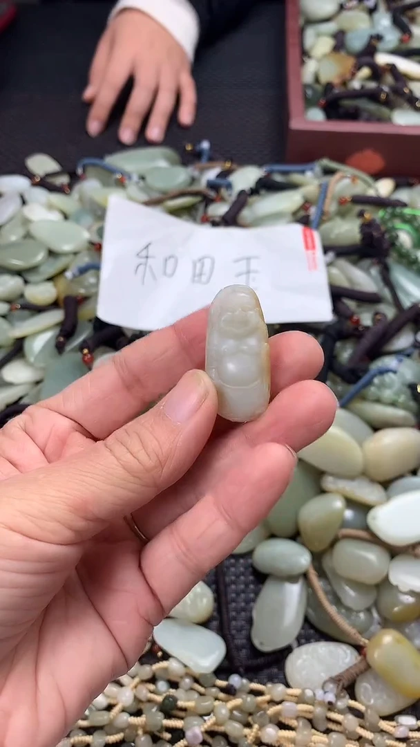 颈饰未镶嵌和田玉（多样性发一件）没有证书有瑕